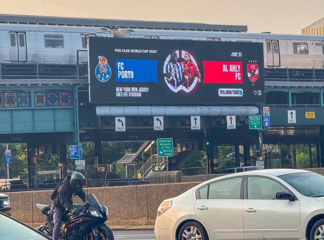 صورة أفشة تزين شوارع أمريكا قبل مشاركة الأهلي فى كأس العالم للأندية