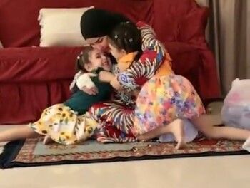 شيماء سعيد تسترجع ابنتيها بعد ازمة الاختطاف.. وظهور لافت لإصابة في يدها!