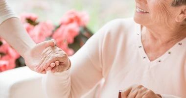 دراسة: جلوس كبار السن لوقت طويل يرفع خطر إصابتهم بالزهايمر