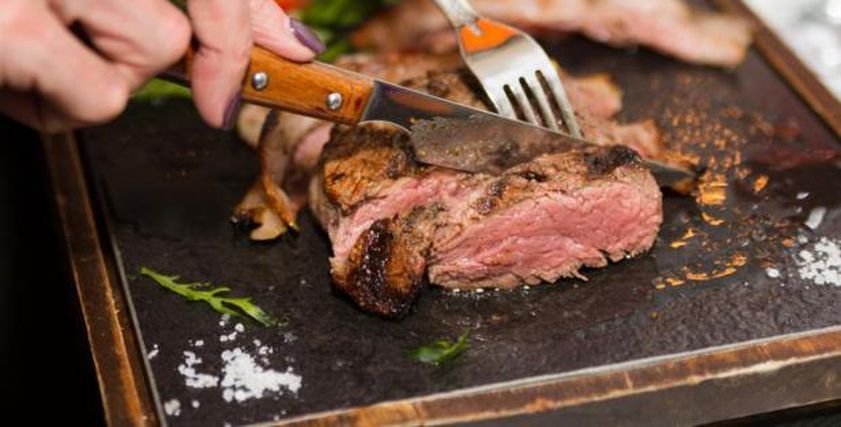 ماذا يحدث لجسمك بعد أكل اللحمة بكثرة في العيد؟