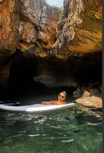 كارلا حداد تمارس التجديف في البترون وتوثق تجربتها