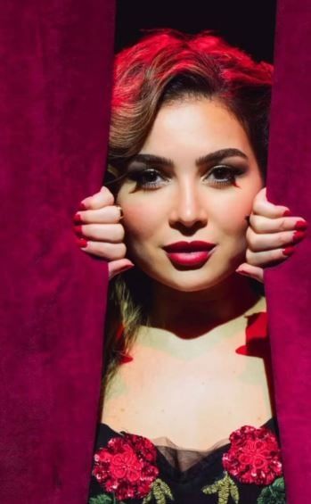 مى عز الدين تتألق فى جلسة تصوير وتعلق: المسرح عشقي الذي لا ينتهي