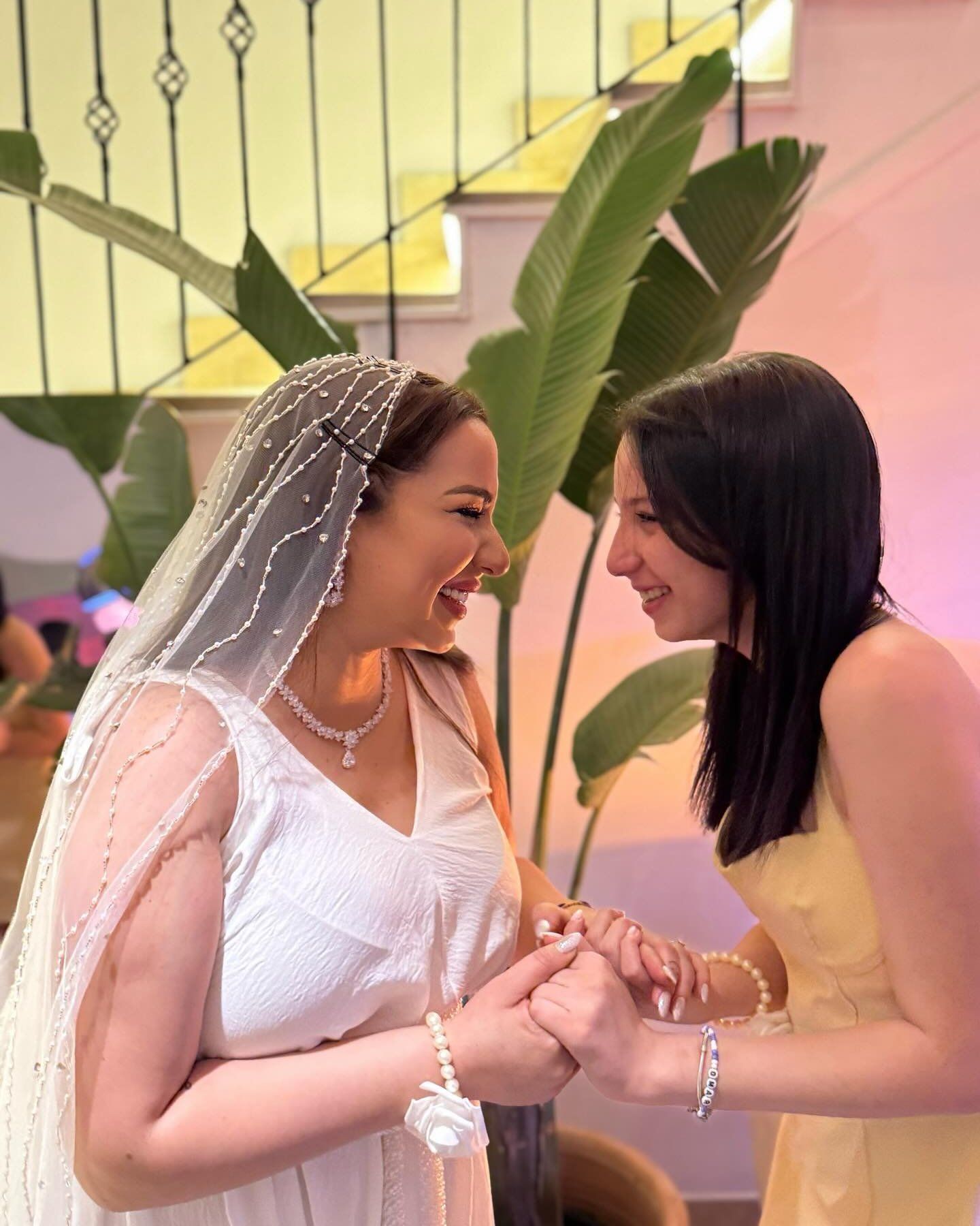 لحظات مؤثرة لابنة أسماء شريف منير احتفالاً بزواج والدتها