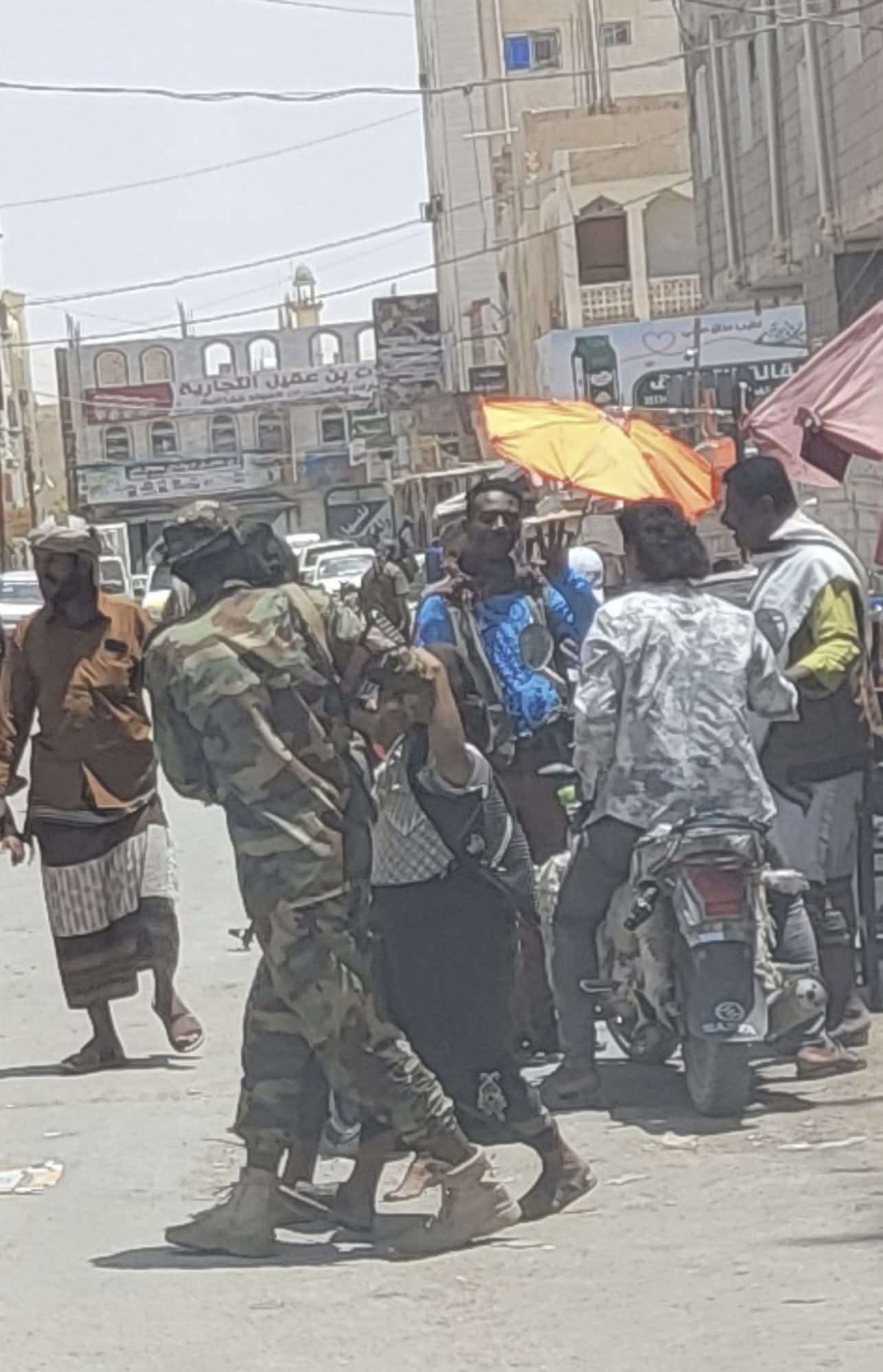 قوات امنية تختطف الشماليين من الشوارع وتقوم بأخذ قاتهم بالقوة واعطائه للقائد(صورة)