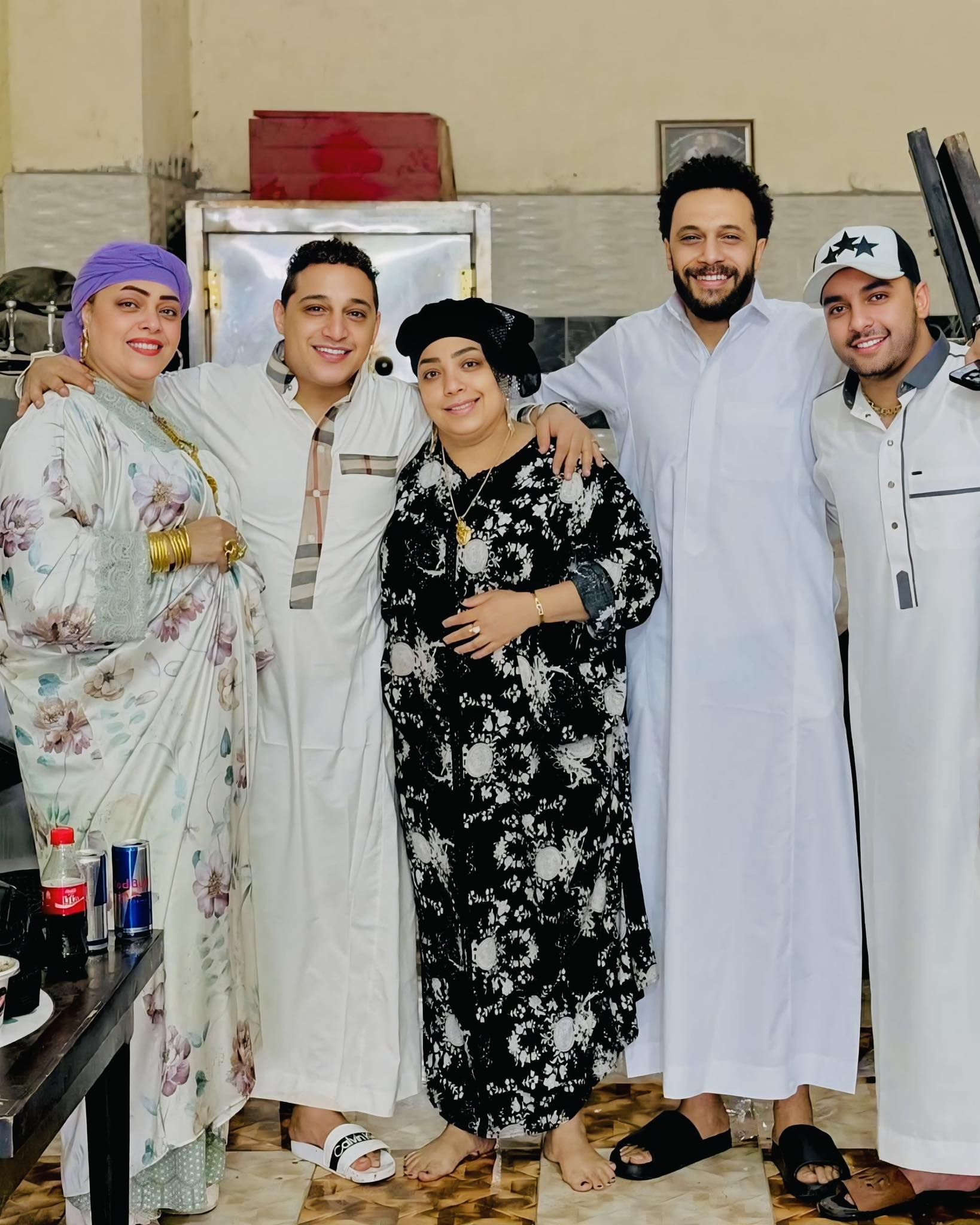 المطرب الشعبي رضا البحراوي يوثق لحظات الذبح والفرحة بالعيد مع عائلته