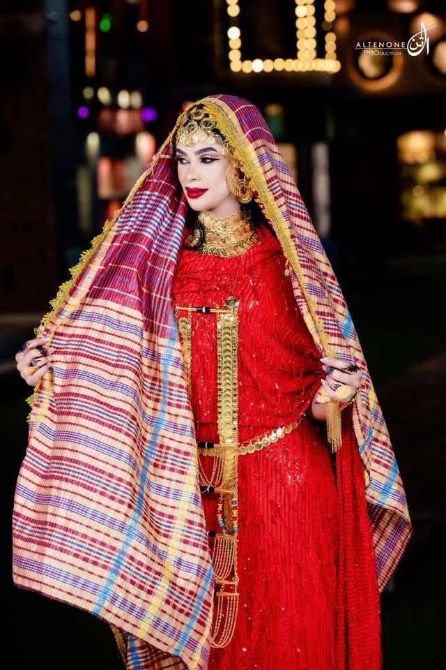 شاهد بالصور.. الفنانة إيلاف عبد العزيز تبهر المتابعين بظهورها بــ(الجرتق) الأنيق في ليلة زفافها