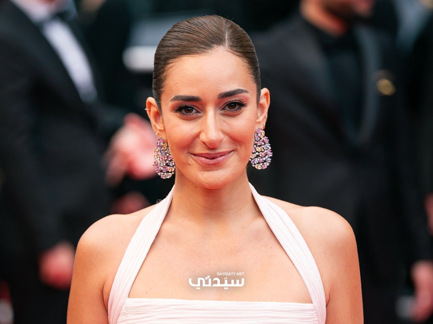 للمرة الثانية: أمينة خليل تحتفل بزفافها في اليونان وهكذا أطلّت!