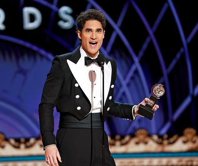 دموع وفرح في حفل توزيع “توني أووردز”… تجاهل صادم لجورج كلوني وهذه قائمة الفائزين