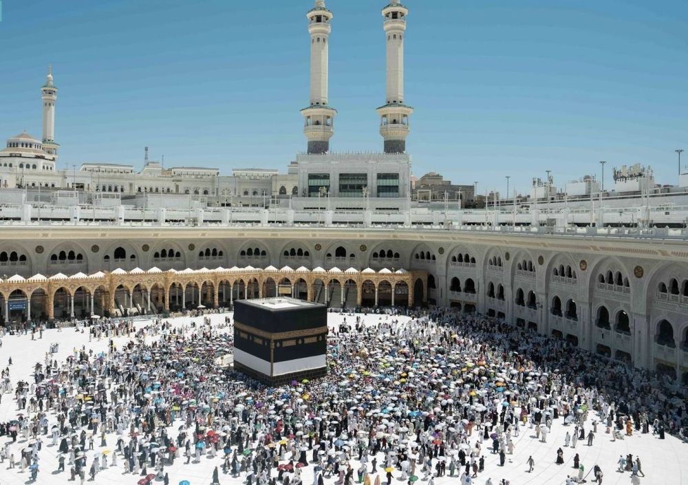 حجاج بيت الله الحرام يرمون الجمرات الثلاث ويؤدون طواف الوداع