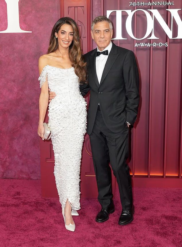 دموع وفرح في حفل توزيع “توني أووردز”… تجاهل صادم لجورج كلوني وهذه قائمة الفائزين