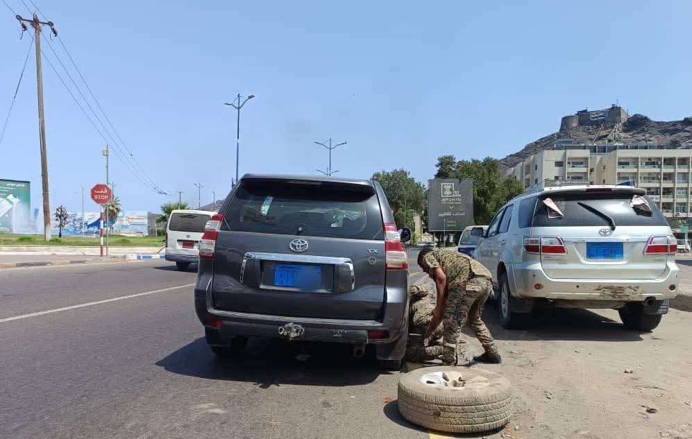 تعطل سيارة لمواطن شمالي بعدن وهذا ما قام به جنود الحزام الأمني !