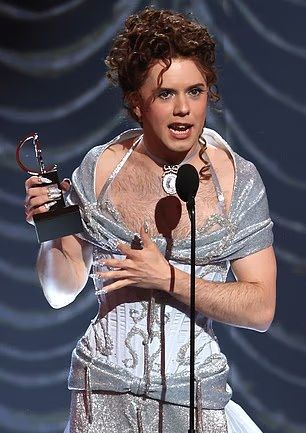 دموع وفرح في حفل توزيع “توني أووردز”… تجاهل صادم لجورج كلوني وهذه قائمة الفائزين