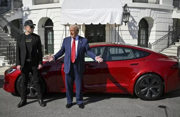 الامارات | أردني يعرض شراء سيارة ترامب التسلا الحمراء