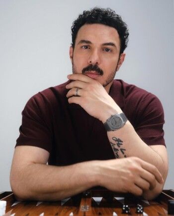 الوشم على ذراع باسل خياط يحظى بإهتمام الجمهور.. وهذا معناه