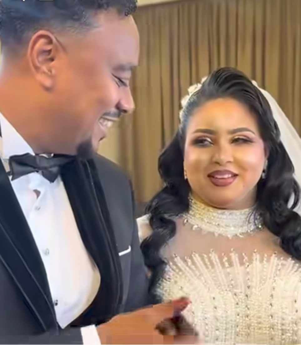 شاهد بالصورة والفيديو.. بصوت جميل وطروب.. عريس سوداني يغني لعروسته ويتغزل فيها: (البنات مهما اتجملوا زي جمالك ما بلحقو الله منك يا زينبو)
