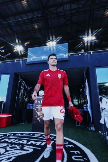 تريزيجيه يسجل هدف التعادل للأهلي في ودية باتشوكا