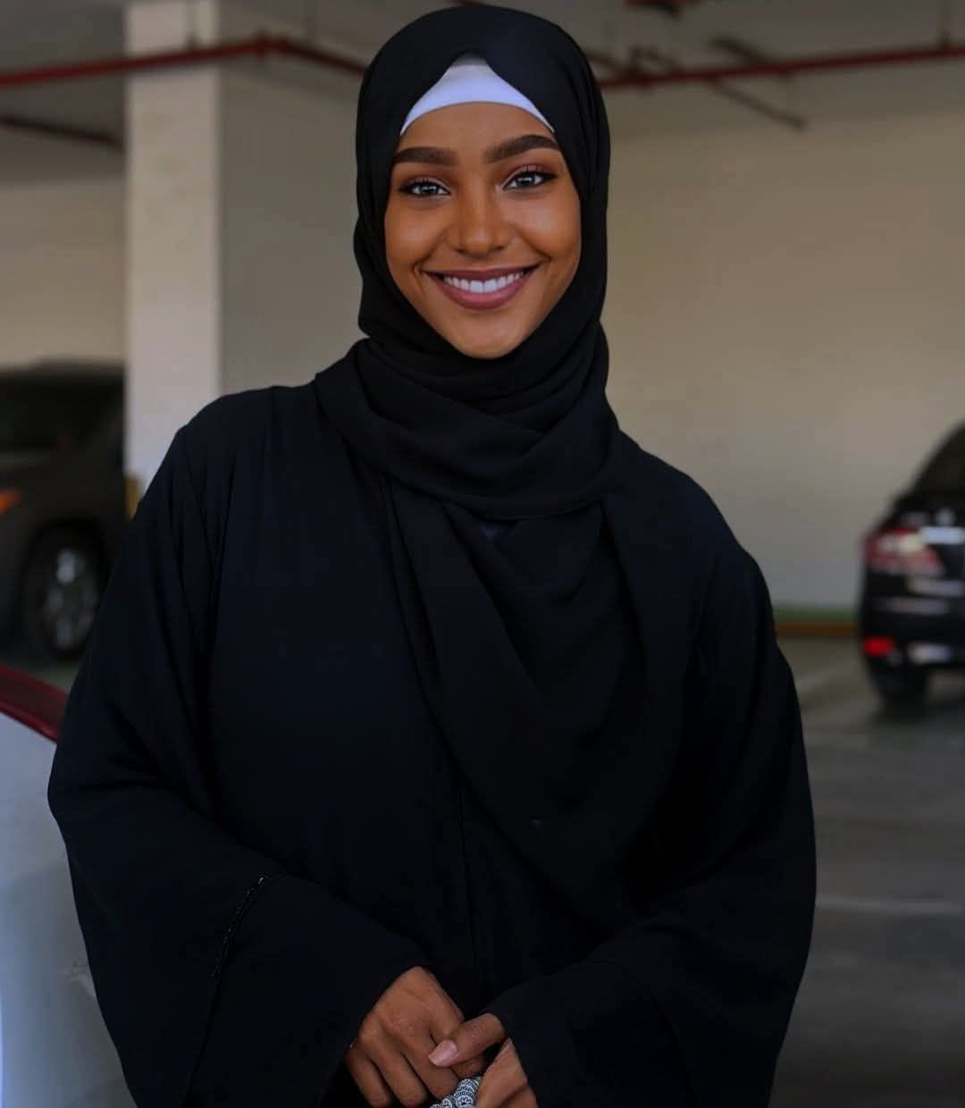 شاهد بالصورة.. المودل السودانية الحسناء تسابيح دياب تخطف الأضواء وتبهر المتابعين بالحجاب بعد أدائها فريضة الحج والجمهور يتغزل: (ملكة جمال الكون)