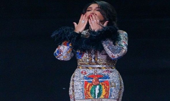 أحلام تردّ على سؤال غريب عن المال والجمهور يتفاعل