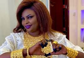 شاهد بالفيديو.. الفنانة منى ماروكو تواصل إثارة الجدل وتطالب الشعب السوداني بالحرص على تناول “الشربوت” من أجل السكر: (شرابه ما حرام والناس تسكر وتقيف نبق عشان تنجز)