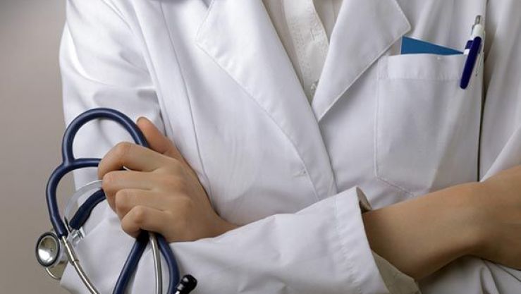 الامارات | طبيب يجمع ثروة من الإحتيال على المرضى: 13 منزلاً فخماً وطائرة نفاثة وسيارة مازيراتي