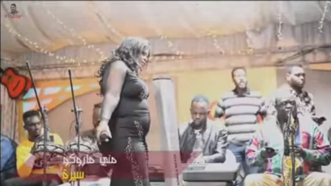 شاهد بالفيديو.. الفنانة السودانية منى ماروكو تشعل حفل غنائي في “كمبالا” بوصلة رقص فاضحة وتهز مؤخرتها بطريقة مثيرة