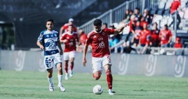 الظهور الأول لـ بن رمضان بقميص الأهلى فى ودية باتشوكا.. صور