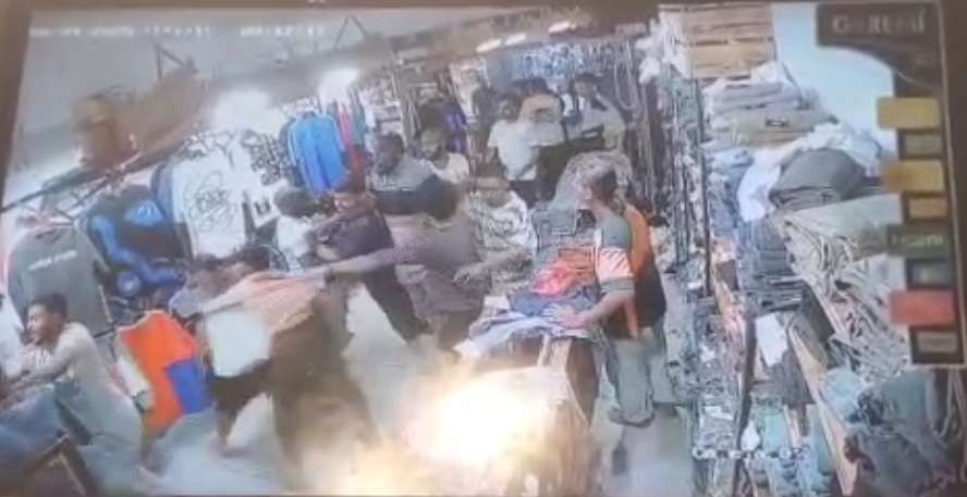 ظهور هيئة الامر بالمعروف والنهي عن المنكر في عدن وتعتدي على المارة(صورة)