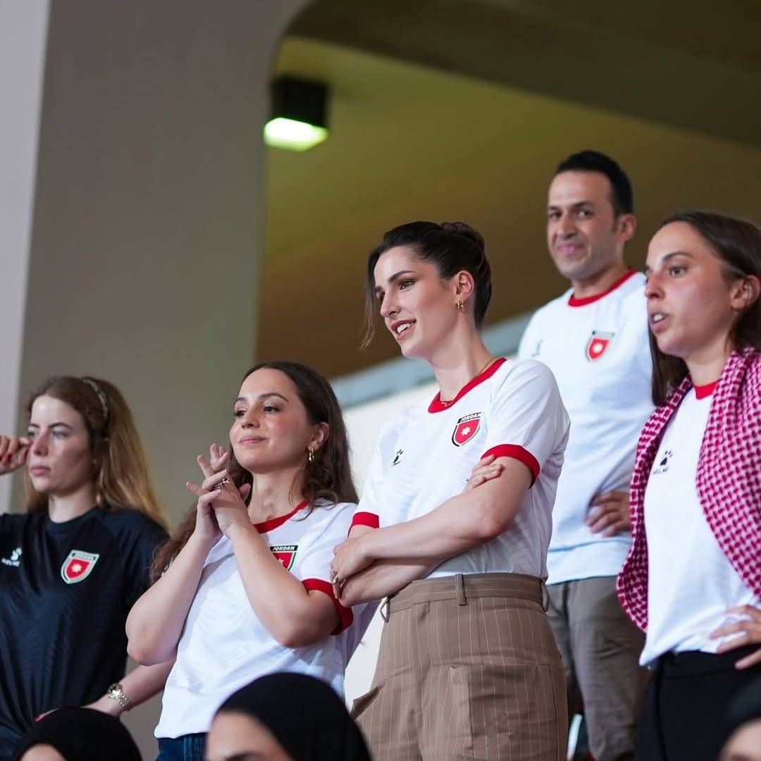 لمسة شخصية وأسلوب راقٍ: هكذا ظهرت الأميرة رجوة في دعم “النشامى” – صور