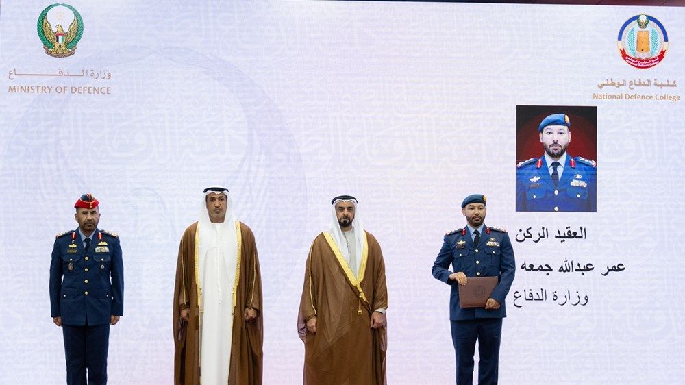 سيف بن زايد يشهد حفل تخريج دورة الدفاع الوطني الـ12