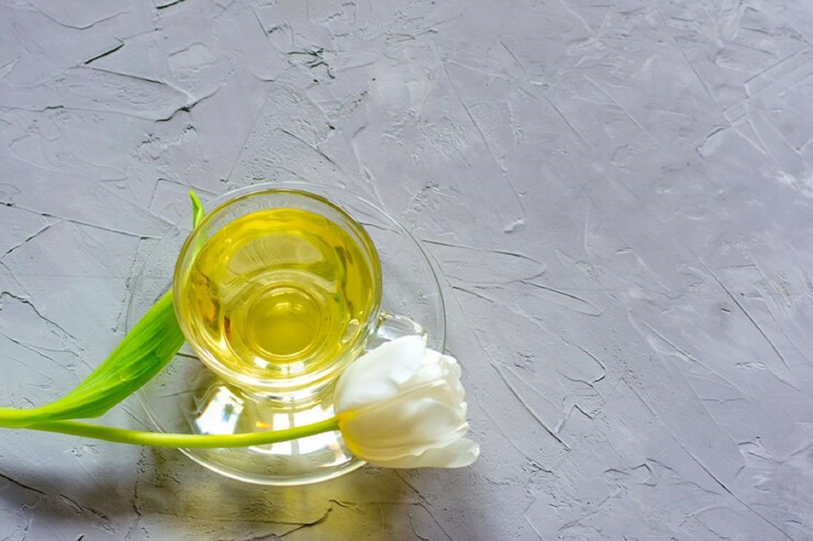 تجربتي مع زيت زهرة اللوتس للبشرة.. نقاء أنثوي اكتشفته في قطرة زيت