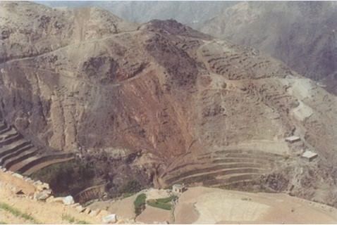 مصرع سبعة شبّان في انهيار مغارة للتنقيب عن المعادن بمحافظة حجة 