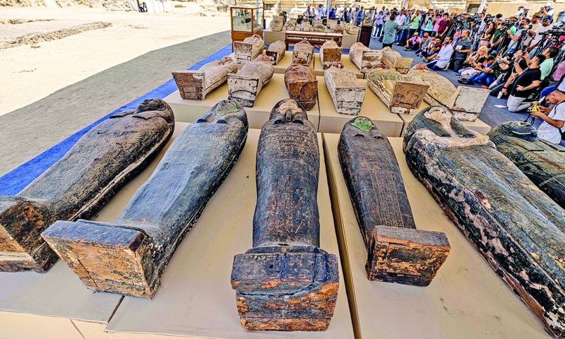 الامارات | مصر: بعثة أثرية تكشف عن توابيت خشبية للأطفال في الأقصر