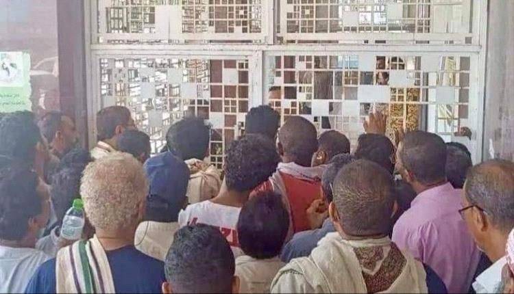 عدّ تنازلي لانهيار اقتصادي شامل في صنعاء.. والحوثي يرسل موظفين سريين لعدن لتفادي انفجار الشعب