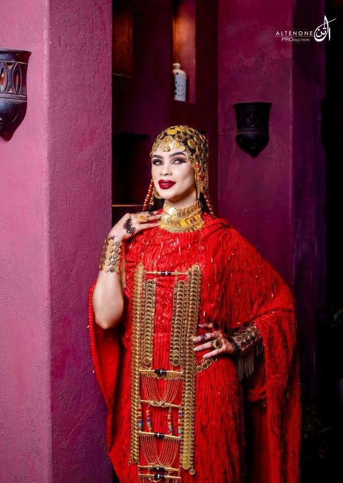 شاهد بالصور.. الفنانة إيلاف عبد العزيز تبهر المتابعين بظهورها بــ(الجرتق) الأنيق في ليلة زفافها