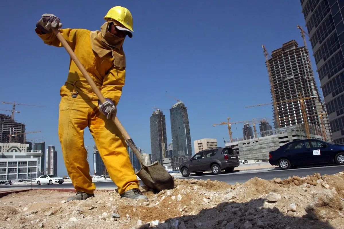 السعودية | “الموارد البشرية” تعلن بدء تطبيق قرار حظر العمل تحت أشعة الشمس اعتبارًا من 15 يونيو الجاري