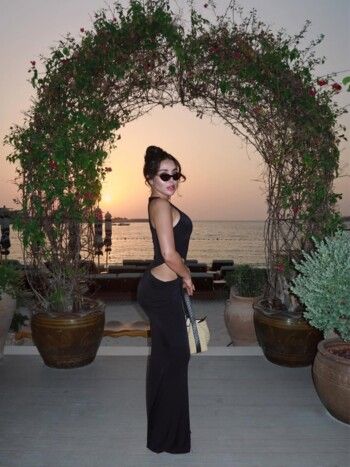 هيا مرعشلي تبرز جمالها و رشاقتها بفستان اسود شيك