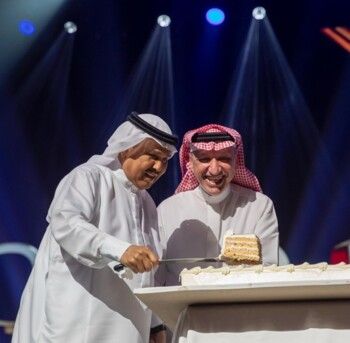 في ليلة لا تُنسى... روتانا تفاجئ فنان العرب محمد عبده بعيد ميلاده على مسرح الخبر أرينا