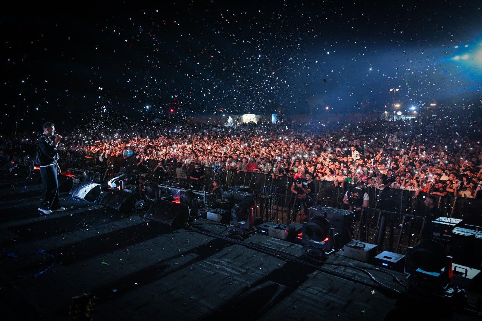 حماقى يتألق فى حفل ضخم على شاطئ المنصورة الجديدة