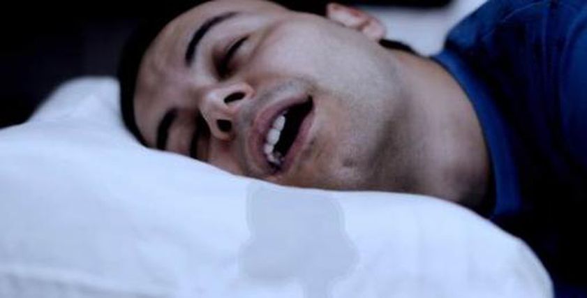 أسباب سيلان اللعاب الليلي.. هل يدل على مشكلة صحية؟