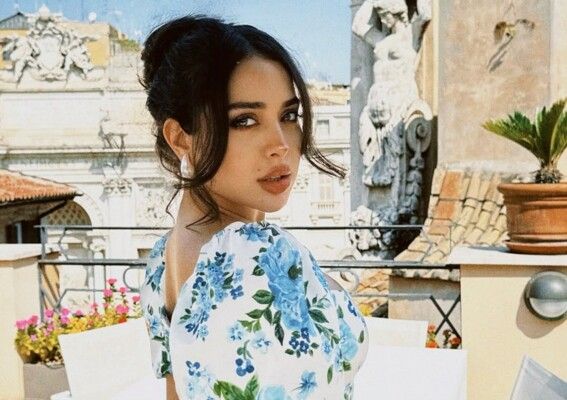 هيا مرعشلي تبرز جمالها و رشاقتها بفستان اسود شيك