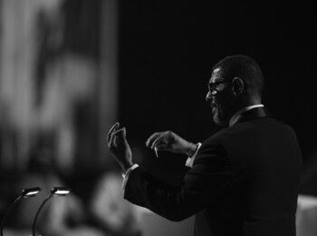 في ليلة لا تُنسى... روتانا تفاجئ فنان العرب محمد عبده بعيد ميلاده على مسرح الخبر أرينا