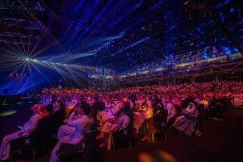 في ليلة لا تُنسى... روتانا تفاجئ فنان العرب محمد عبده بعيد ميلاده على مسرح الخبر أرينا