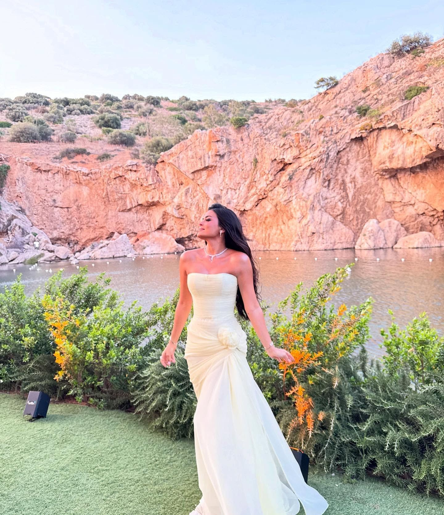 أسماء جلال تنشر صورا جديدة لها من حفل زفاف أمينة خليل باليونان