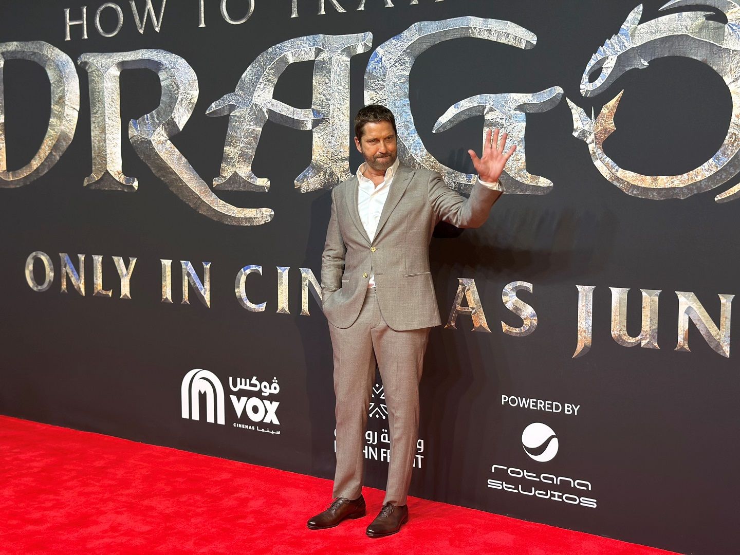 من الرياض جيرارد بتلر: يجب أن نؤمن بأنفسنا وبفرديتنا في عالمٍ يريدنا أن نكون متشابهين