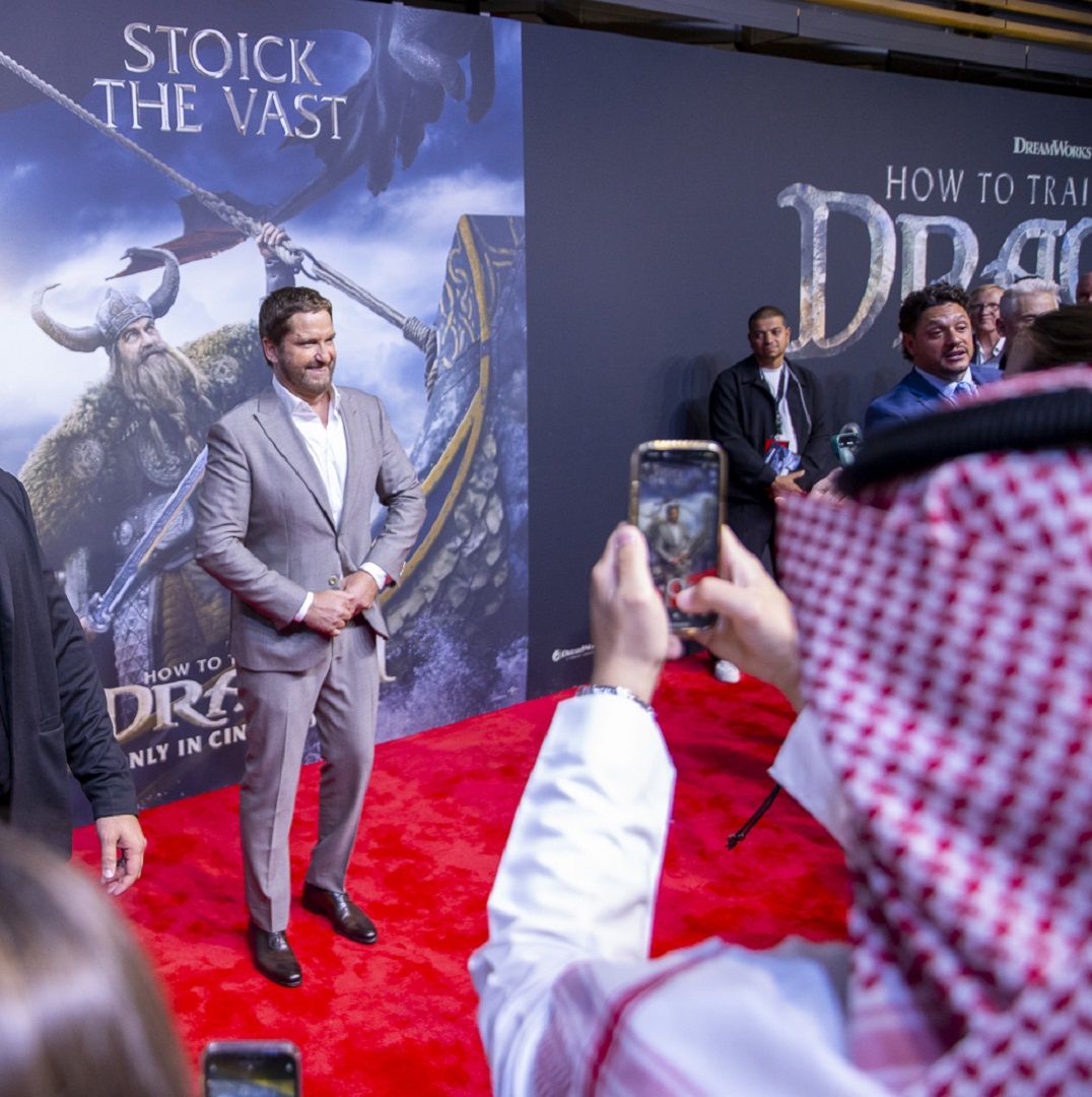 من الرياض جيرارد بتلر: يجب أن نؤمن بأنفسنا وبفرديتنا في عالمٍ يريدنا أن نكون متشابهين