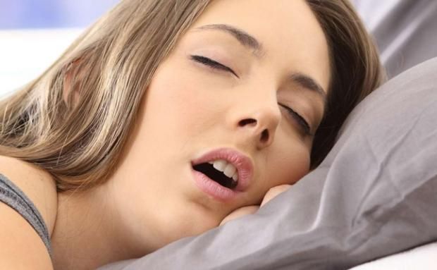 أسباب سيلان اللعاب الليلي.. هل يدل على مشكلة صحية؟