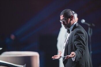 في ليلة لا تُنسى... روتانا تفاجئ فنان العرب محمد عبده بعيد ميلاده على مسرح الخبر أرينا