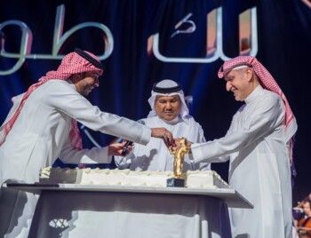 في ليلة لا تُنسى... روتانا تفاجئ فنان العرب محمد عبده بعيد ميلاده على مسرح الخبر أرينا