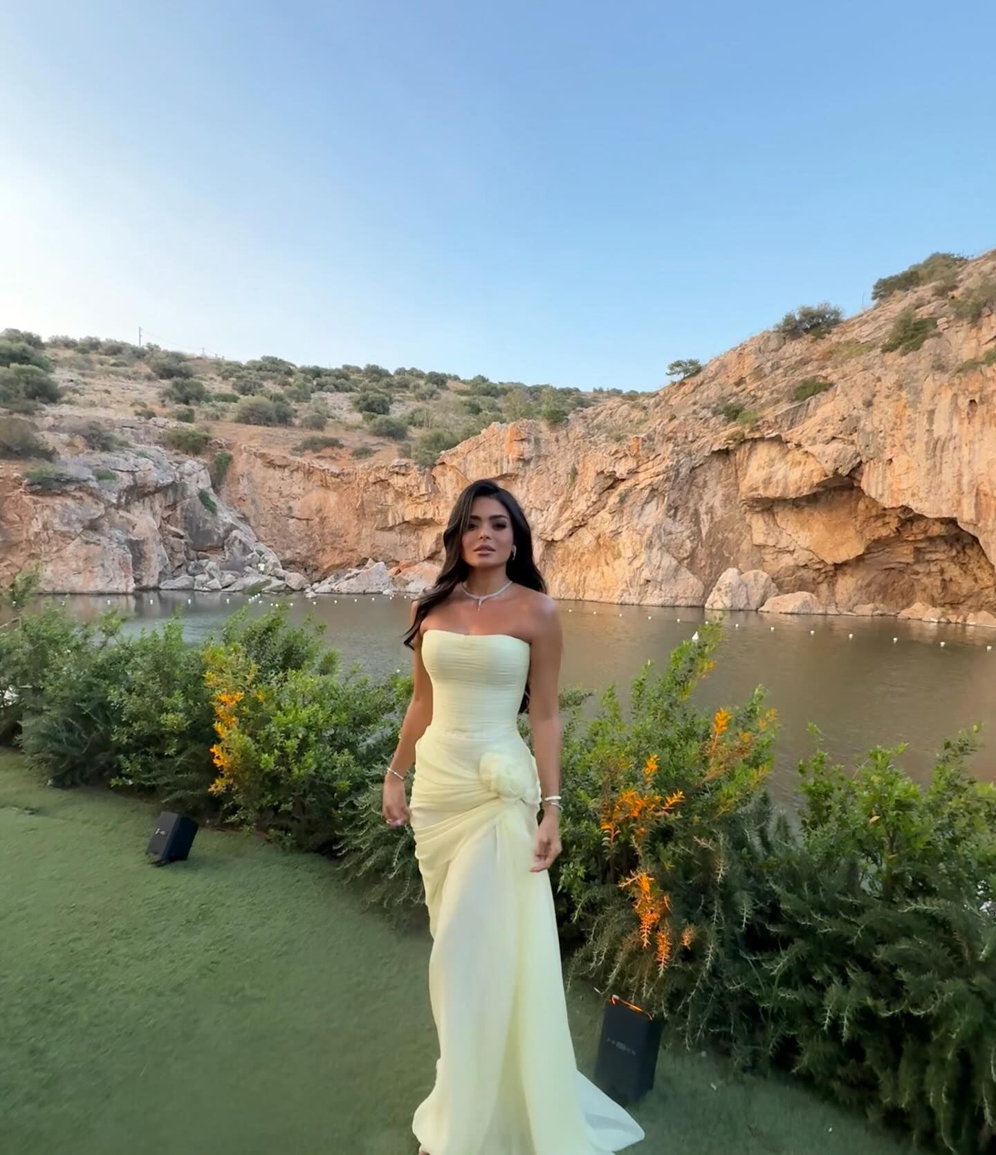 أسماء جلال تنشر صورا جديدة لها من حفل زفاف أمينة خليل باليونان