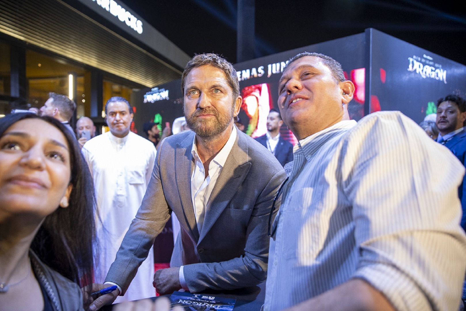 من الرياض جيرارد بتلر: يجب أن نؤمن بأنفسنا وبفرديتنا في عالمٍ يريدنا أن نكون متشابهين